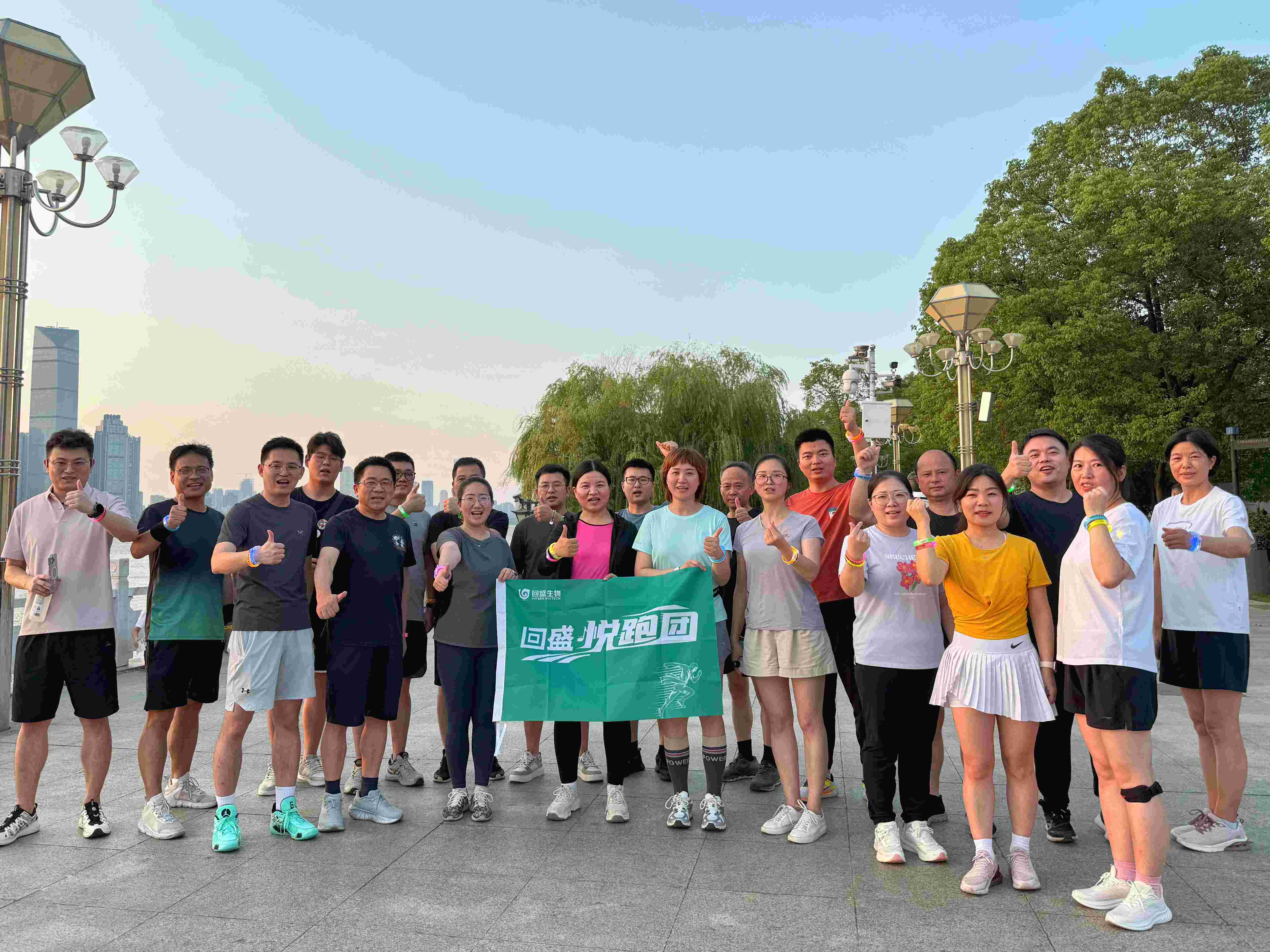 燃情夏夜，追光而行！回盛悅跑團“橋見武漢”的夏夜浪漫